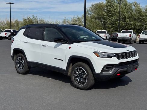 Used 2024 Jeep Compass Trailhawk w/ Trailhawk Convenience Group AWD/4WD image 9