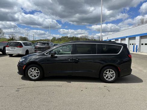 Used 2022 Chrysler Pacifica Touring-L FWD image 2
