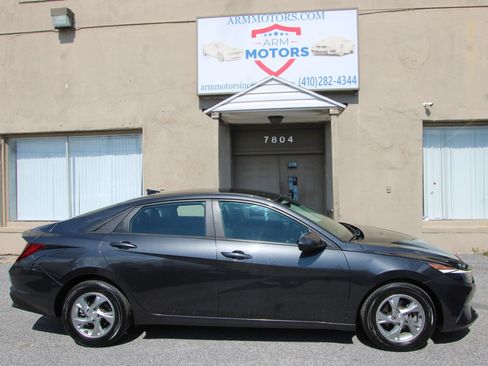 Used 2022 Hyundai Elantra SE FWD image 4