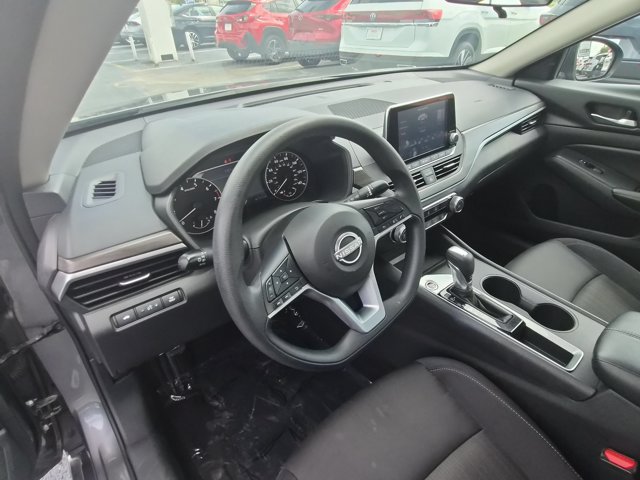 Used 2025 Nissan Altima 2.5 SV FWD image 15