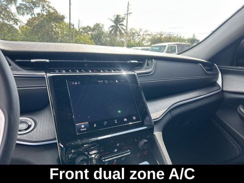 Certified 2023 Jeep Grand Cherokee Laredo w/ Luxury Tech Group I image 12