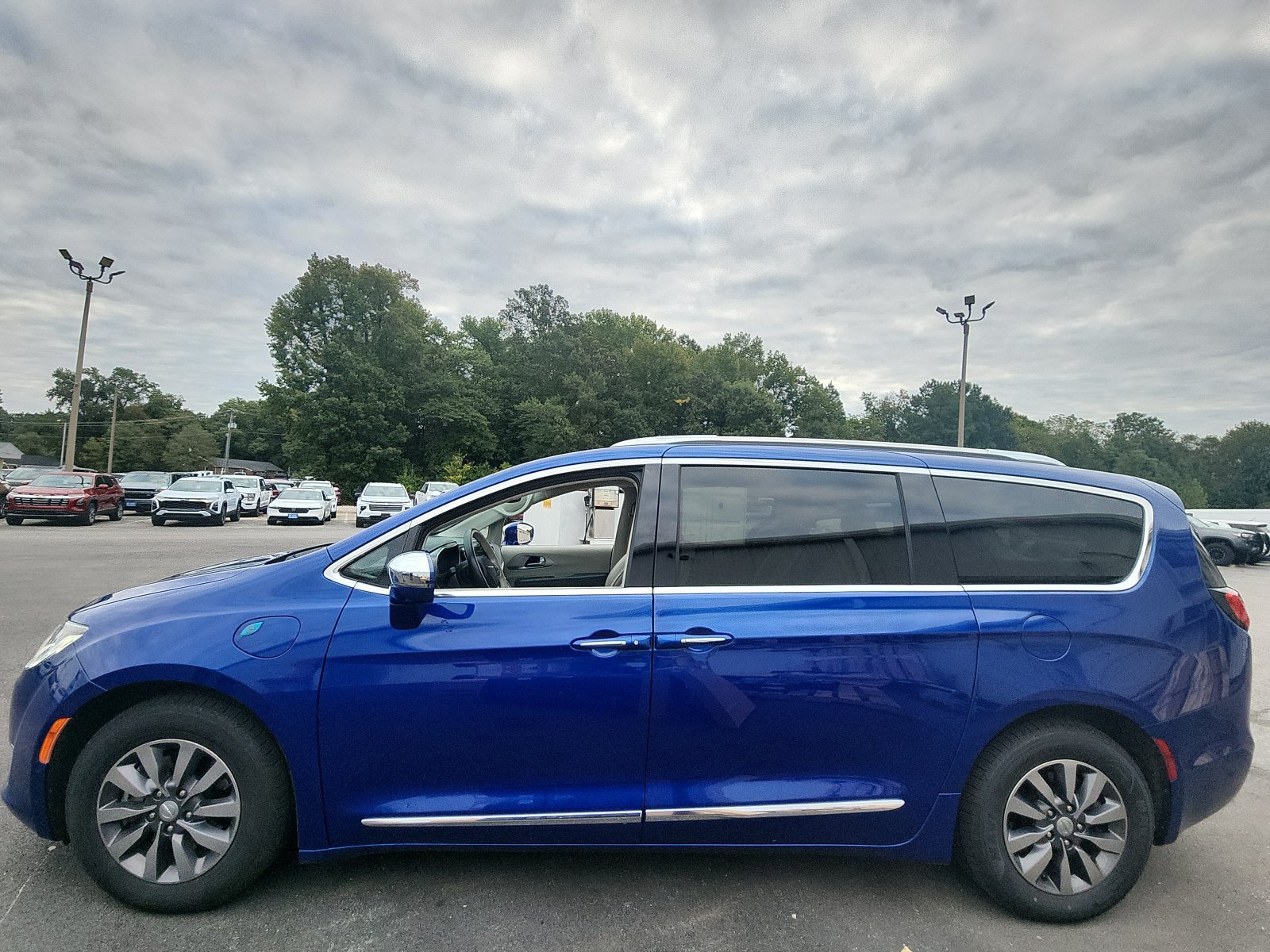 Used 2019 Chrysler Pacifica Limited w/ Advanced Safetytec Group FWD image 2