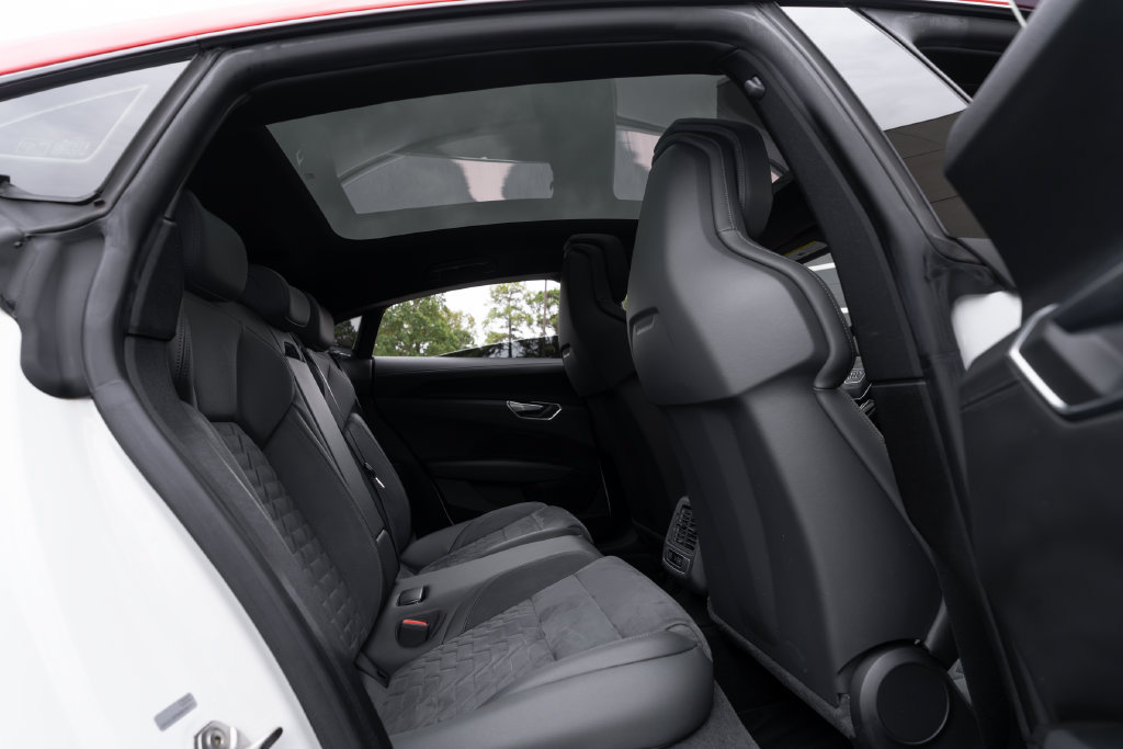 Used 2022 Audi e-tron GT Premium Plus AWD/4WD image 34