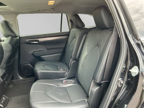 Certified 2023 Toyota Highlander Limited AWD/4WD image 13