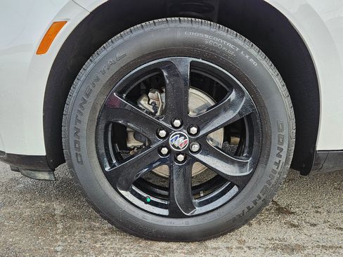 Used 2024 Buick Enclave Essence image 11