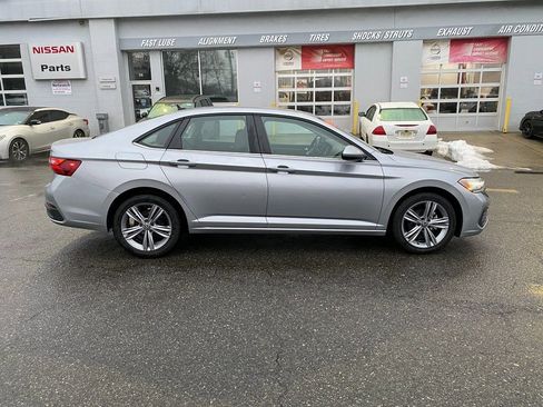 Used 2024 Volkswagen Jetta SE FWD image 2