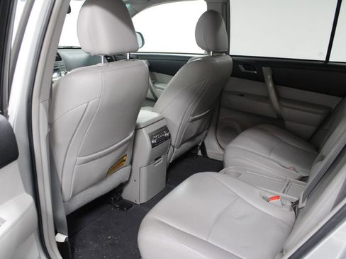 Used 2012 Toyota Highlander SE image 21