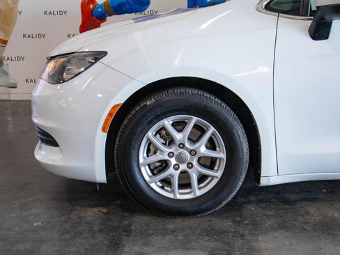 Used 2017 Chrysler Pacifica Touring image 15