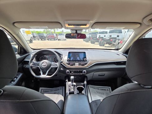 Used 2024 Nissan Altima 2.5 SV FWD image 21