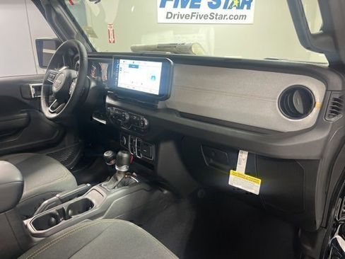 New 2025 Jeep Gladiator Sport AWD/4WD image 24