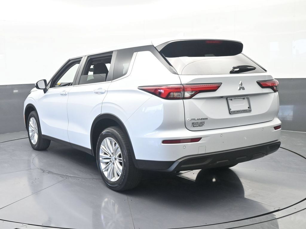 Used 2024 Mitsubishi Outlander ES FWD image 4