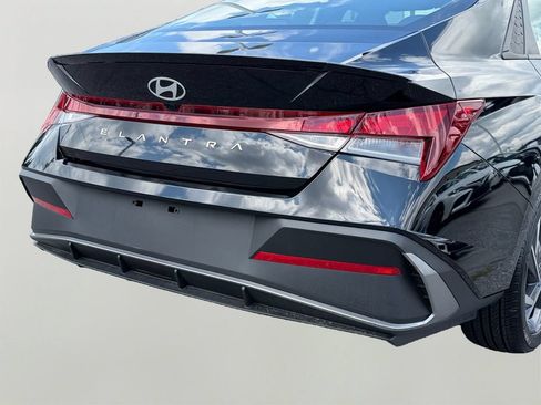 Used 2025 Hyundai Elantra Sport FWD image 10