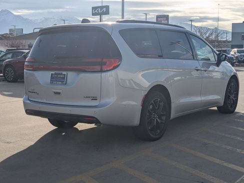 Used 2023 Chrysler Pacifica Limited w/ Uconnect Theater Family Group image 6