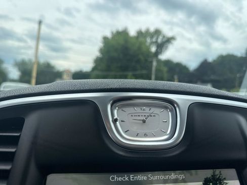 Used 2019 Chrysler 300 Limited AWD/4WD image 35