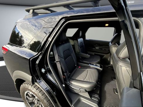 New 2025 Nissan Pathfinder Rock Creek image 9