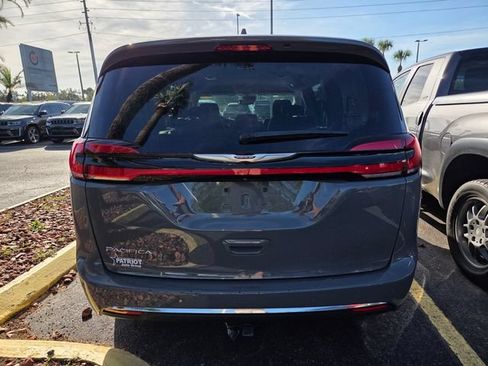 Used 2022 Chrysler Pacifica Touring-L w/ Uconnect Theater Family Group FWD image 4