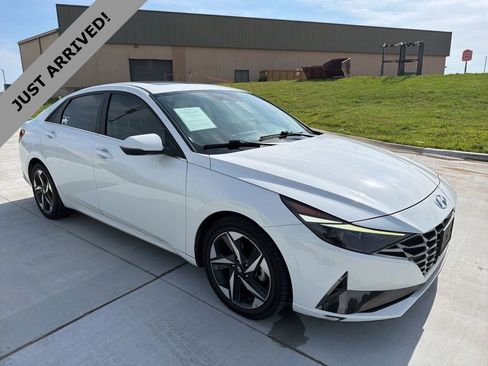 Used 2022 Hyundai Elantra Limited FWD image 3