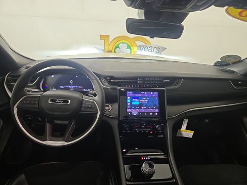 Certified 2025 Jeep Grand Cherokee Altitude image 14