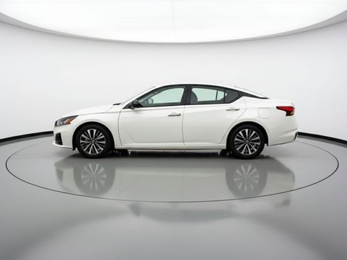 Used 2025 Nissan Altima 2.5 SV FWD image 5
