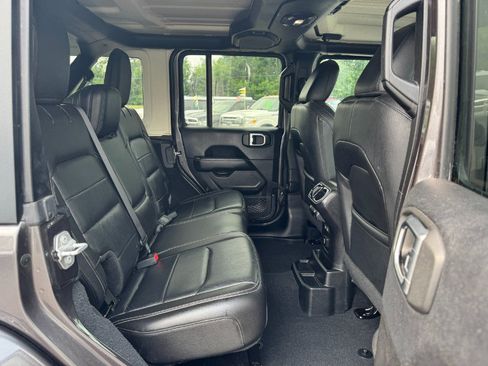 Used 2018 Jeep Wrangler Unlimited Sahara w/ Uconnect 4C Nav & Sound Group AWD/4WD image 18