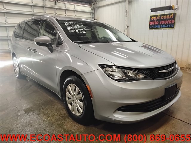 Used 2020 Chrysler Voyager L FWD image 1