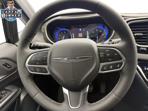 Used 2025 Chrysler Pacifica Select FWD image 12