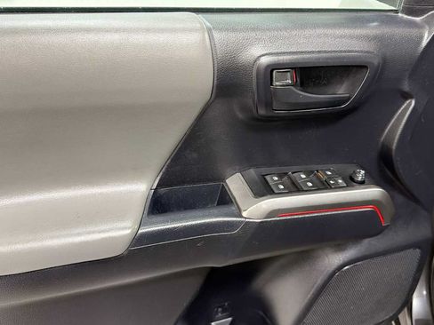 Used 2021 Toyota Tacoma SR5 AWD/4WD image 15