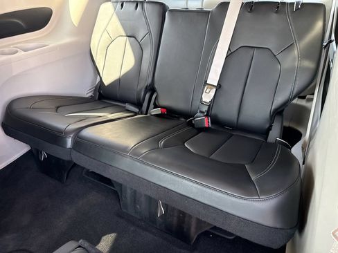 Used 2023 Chrysler Pacifica Touring-L FWD image 16