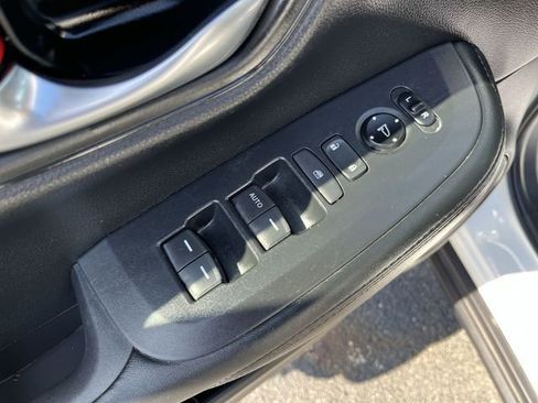 Used 2025 Honda HR-V LX image 17