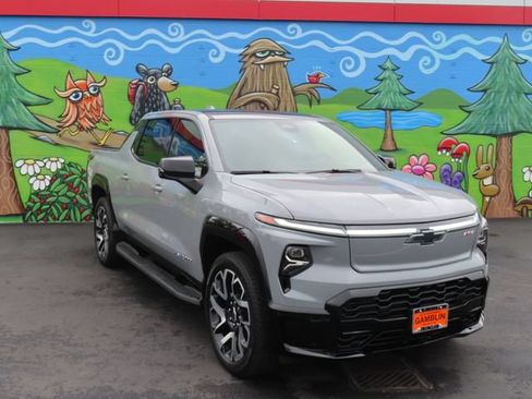 Certified 2025 Chevrolet Silverado EV RST AWD/4WD image 8
