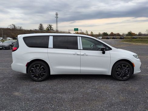 New 2026 Chrysler Pacifica Select image 2