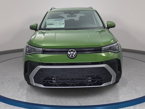 New 2026 Volkswagen Taos SE FWD image 2