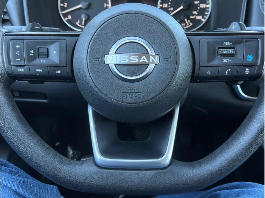 Used 2023 Nissan Rogue SV FWD image 12