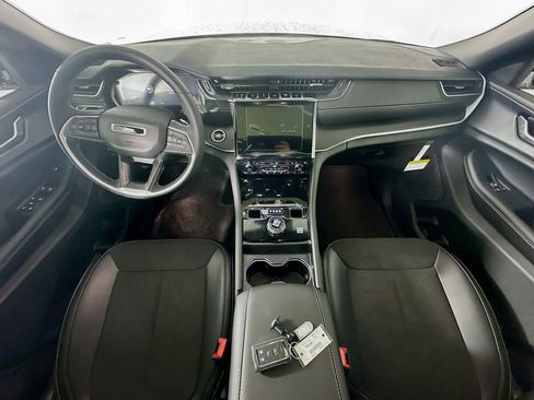 New 2025 Jeep Grand Cherokee Altitude image 9