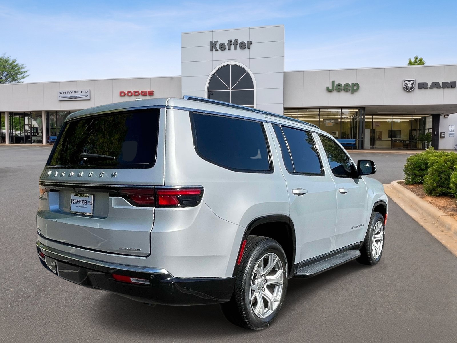 Certified 2022 Jeep Wagoneer Series II AWD/4WD image 6