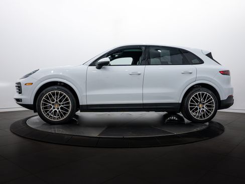 Certified 2022 Porsche Cayenne Platinum Edition image 2