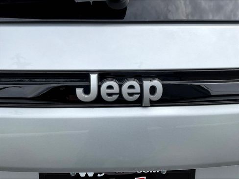 Used 2025 Jeep Grand Cherokee Limited AWD/4WD image 24
