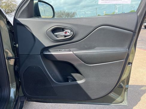 Used 2019 Jeep Cherokee Latitude w/ Popular Appearance Group image 11