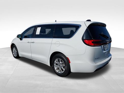 Used 2023 Chrysler Pacifica Touring-L FWD image 3