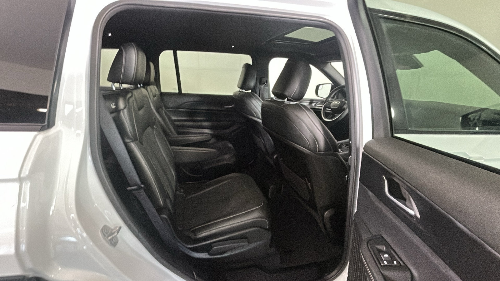 Used 2025 Jeep Grand Cherokee L Altitude AWD/4WD image 34