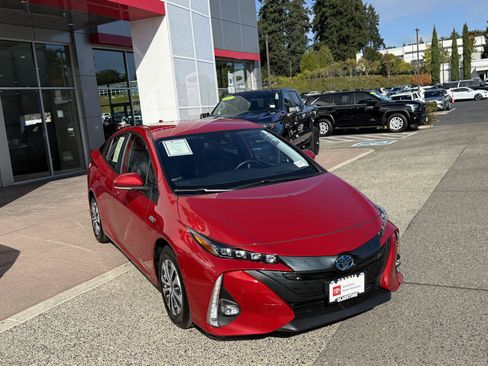 Certified 2021 Toyota Prius Prime Limited FWD image 10