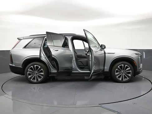 Used 2026 Cadillac Vistiq Luxury w/ LPO, Floor Liner Package AWD/4WD image 33