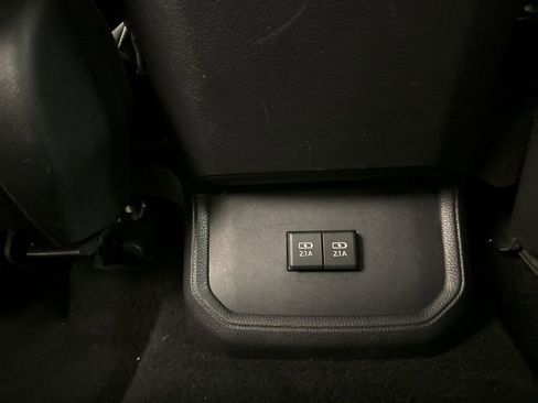 Used 2020 Toyota Highlander XLE image 24