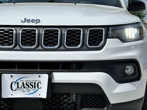 Used 2025 Jeep Compass Latitude image 10