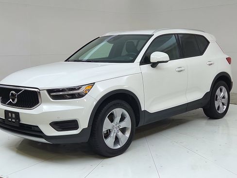 Used 2020 Volvo XC40 T4 Momentum FWD image 3