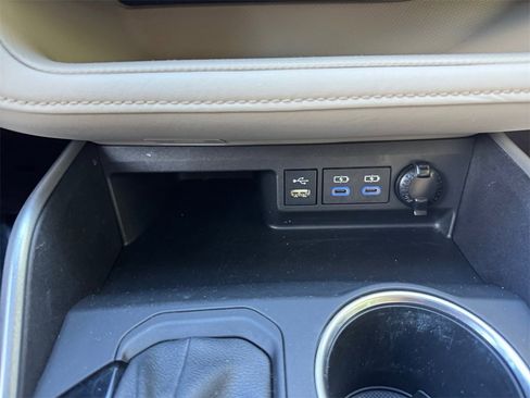 Used 2022 Toyota Highlander XLE image 24