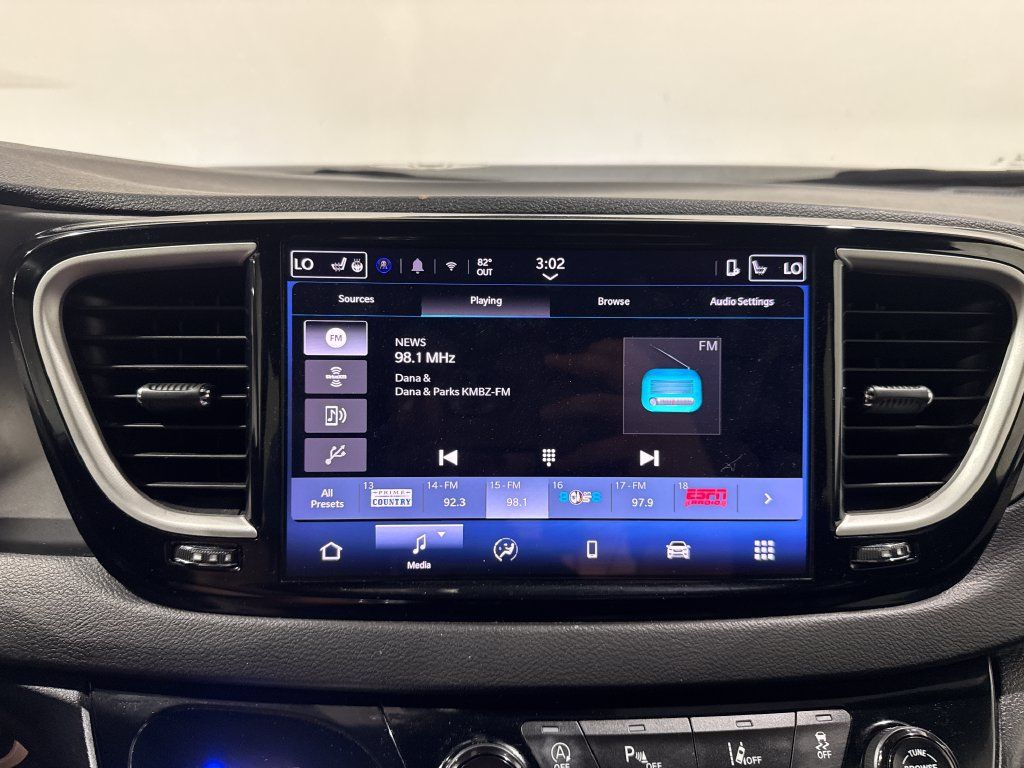 Used 2025 Chrysler Pacifica Select FWD image 12