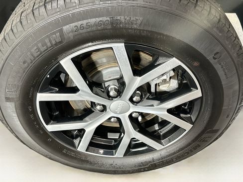 Used 2024 Jeep Grand Cherokee L Limited w/ Luxury Tech Group II image 11