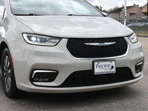 Used 2021 Chrysler Pacifica Limited w/ Uconnect Theater Family Group image 29