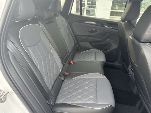 Certified 2025 Volkswagen Tiguan SEL R-Line image 28